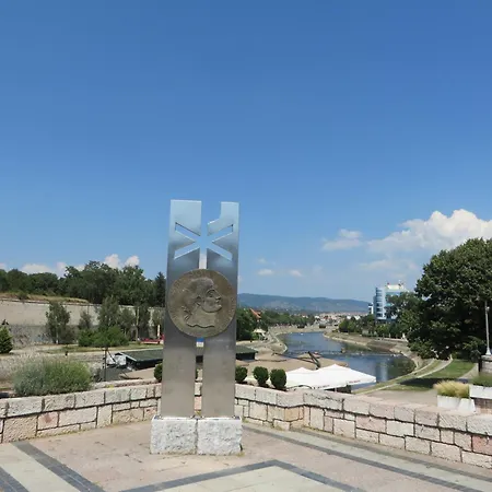 Lux 12 Center, Free Parking Ni