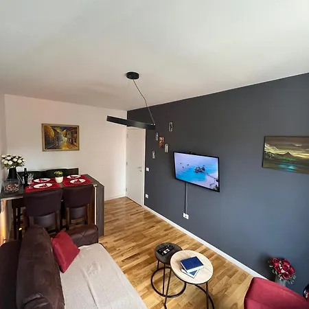 Lux 12 Center, Free Parking * Ni